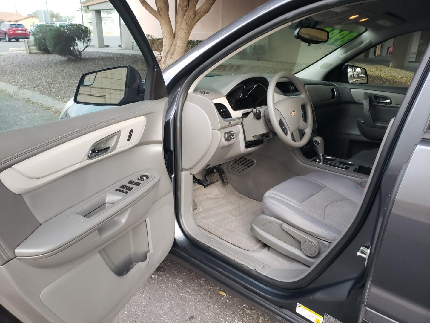 2014 /gray and lite gray Chevrolet Traverse ls (1GNKRFED7EJ) with an 3.6L V6 DOHC 24V engine, 4-Speed Automatic transmission, located at 323 E Dunlap Ave., Phoenix, AZ, 85020, (602) 331-9000, 33.567677, -112.069000 - 2014 Chevrolet Traverse LS,.......EXCELLENT condition,.... Ice Cold A/C, Gray and lite gray interior with lite gray cloth seats in near perfect condition, 3RD row seating, Rear AC, New brakes, Tune up, Touch screen Stereo/CD Player, Bluetooth, Phone sync, Backuup camera, Satellite, This suv is gorge - Photo#8